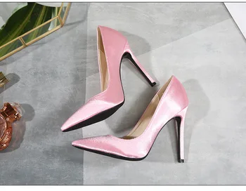 Женские атласные туфли без застежки на тонком высоком каблуке с острым носком, розовые, черные, золотые модельные туфли