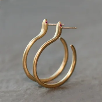 Винтажные серьги-змейки золотого цвета для женщин, креативные металлические круглые инкрустированные красными камнями серьги-кольца ручной работы, вечерние украшения